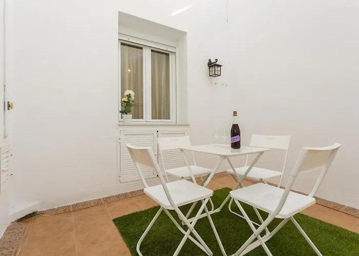 Con Patio En Centro * Cádiz