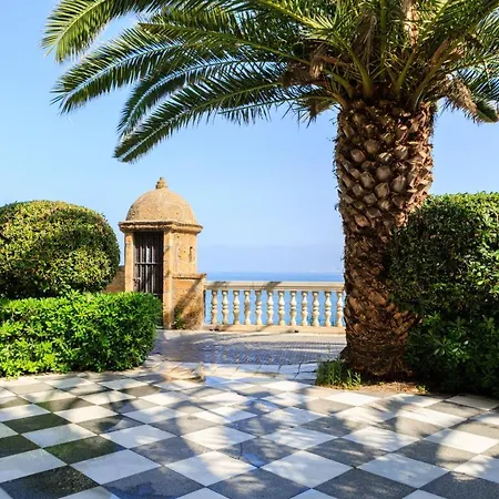 Con Patio En Centro * 加的斯